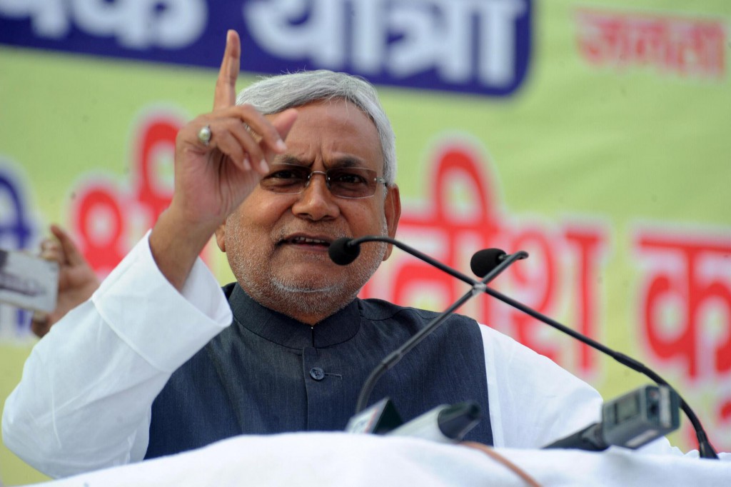 BITTIAH, NOV 13 (UNI):- JD(U) senior leader Nitish Kumar addressing during first meeting of Sampark Yatra in Bettiah on Thursday. UNI PHOTO-49U