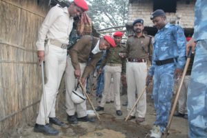 phulwari - govindpur me deshi sharaab ki chapemari karte police (1)