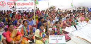 Morhabadi me Sarabbandi ko lekar dharna me samil Ajsu Party Mahila morch (5)