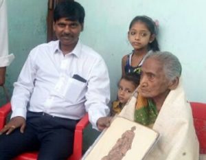 khagaul.....svtantrata senani late rajendr prasad ki patni fulpati devi ko danapur ke sdo sanjiv kumar ne sammmanit kiye