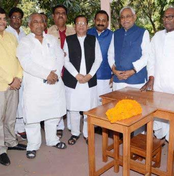 साथियों के साथ जदयू में शामिल हुए अशोक चौधरी