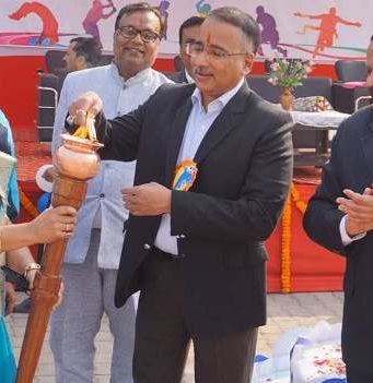 मेधावी छात्राओं का डीवाई पाटिल स्कूल में निःशुल्क नामाकंन