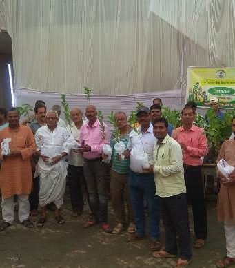 अनोखी पहल,श्राद्धकर्म में पौधावितरण,शिष्यों की गुरु को श्रद्धांजलि