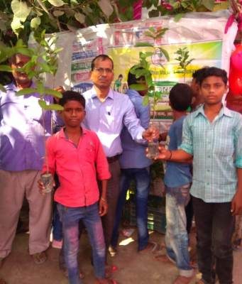 दुर्गा मेला में पौधावितरण कर मनाया गया जन्मदिन