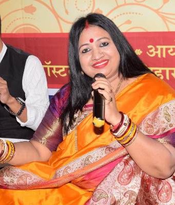 डॉ नीतू नवगीत की छठ गीतों की प्रस्तुति पर मंत्रमुग्ध हुए श्रोता