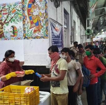 दानापुर स्टेशन पर रेलवे द्वारा प्रवासियों के बीच भोजन-पानी का वितरण