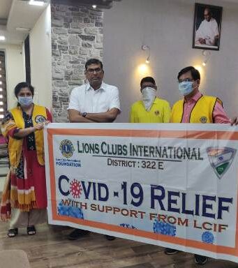 लायंस क्लब ने जिलाधिकारी को सौंपा, मास्क,ग्लव्स,सैनिटाइजर,पीपीई किट
