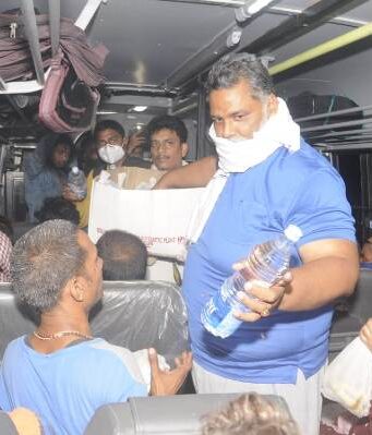 पप्पू यादव ने मीठापुर बस स्टैंड में मजदूरों के बीच बांटा राशन