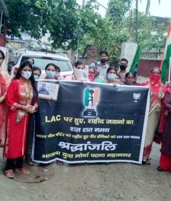 शहीदों के सम्मान में कैंडिल मार्च