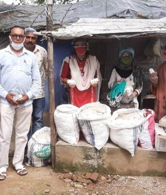 स्लम बस्तियों और स्कूल बच्चों के बीच सुखा राशन और दवा का वितरण