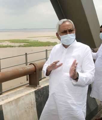 मुख्यमंत्री ने गंगा के बढते जलस्तर का किया निरीक्षण,दिए आवश्यक निर्देश CM inspected Ganga