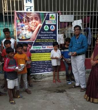 अनाथ और गरीब बच्चों के बीच पौष्टिक भोजन का वितरण Distribution of nutritious food