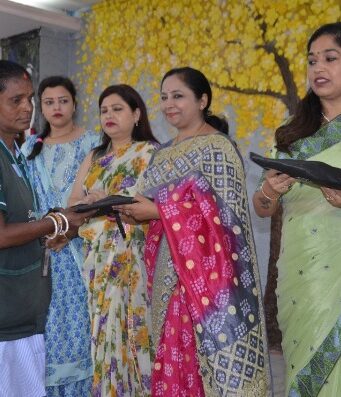 रेल महिला कल्याण संगठन द्वारा सफाई कर्मियों के बीच रेनकोट का वितरण Rail Women Welfare