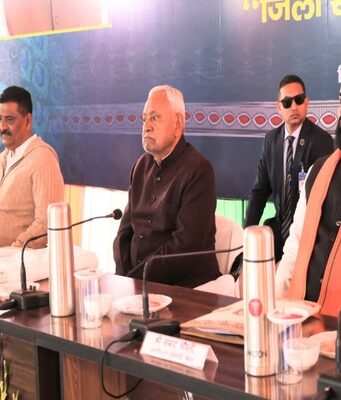 मधुबनी में सीएम ने की विकास कार्यों की समीक्षा