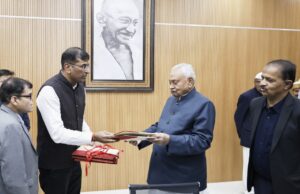 बापू टावर पर आधारित विशेष आवरण का सीएम द्वारा लोकार्पण