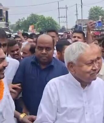 नीतीश कुमार से स्कूलों को शनिवार हाफ डे करने की मांग