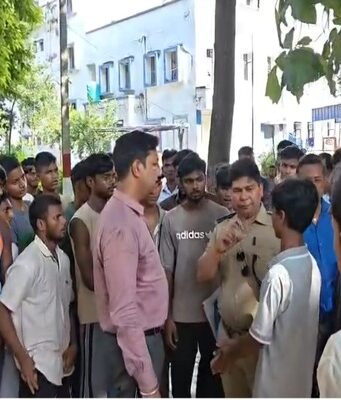 विद्यालय की बदहाल व्यवस्था पर छात्रों का फूटा गुस्सा