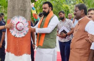 वृक्ष को रक्षा सूत्र बांधने के बाद सीएम ने किया वृक्षारोपण