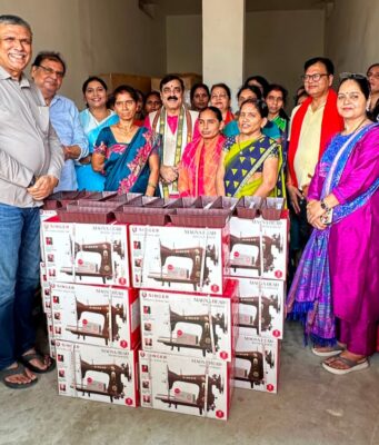 स्वरोजगार हेतु महिलाओं को दिया गया सिलाई मशीन सिलाई मशीन