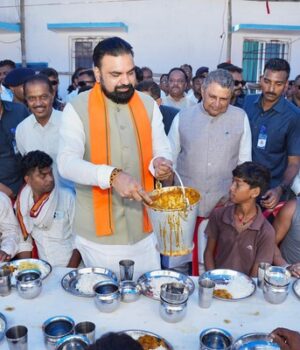 सीएम ने राहत शिविर का लिया जायजा,लोगों के साथ किया भोजन