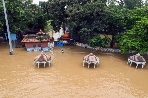 ganga-water-level-breaches-highest-flood-mark-at-patnas-gandhi-ghat-amid-heavy-rain