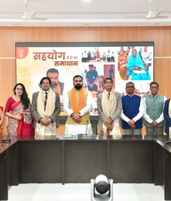 सीएम ने विदेश सेवा के बिहारी अधिकारियों से की पर्यटन पर चर्चा