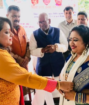 नीतू कुमारी नवगीत के एलबम बिटिया है अनमोल रतन का विमोचन