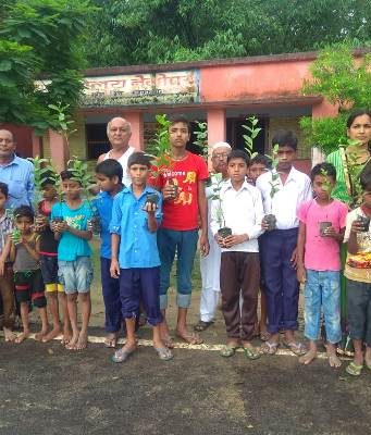 मध्य विद्यालयों में “उन्नयन ” ने बांटे 450 फलदार पौधे