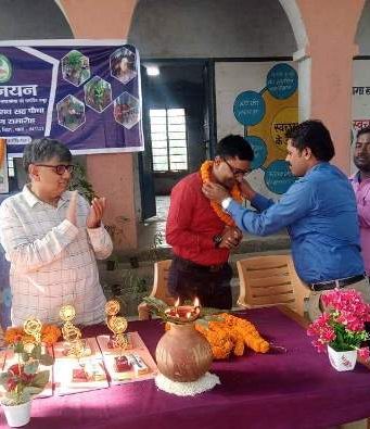 धरती को बचाने के लिए पौधारोपण बेहद जरूरी- उपनिदेशक