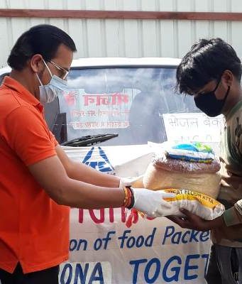 लॉकडाउन में 300 लोगों को प्रतिदिन भोजन दे रहा है”भोजन बैंक”
