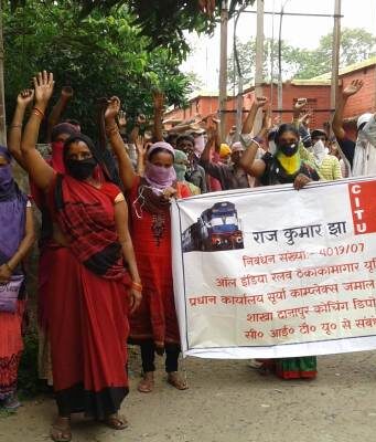 दानापुर रेलवे के सफाईकर्मियों ने काम बंद कर किया विरोध