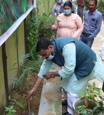 जदयू प्रवक्ता राजीव रंजन प्रसाद द्वारा पौधारोपण