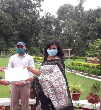 रेलवे महिला कल्याण संगठन द्वारा आरपीएफ जवानों में बेडशीट आदि का वितरण