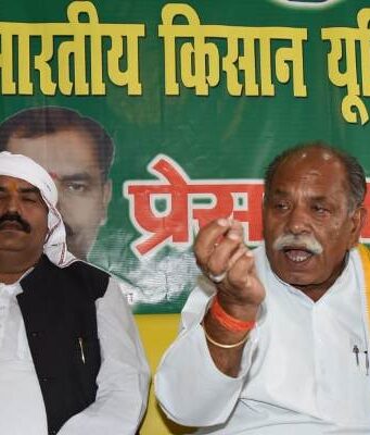 नियम के तहत प्रवासी मजदूरों को 26 दिनों के मासिक वेतन की मांग