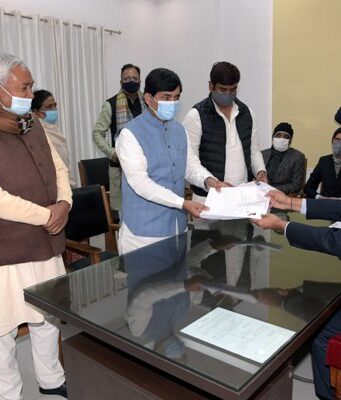 शाहनवाज हुसैन एवं मुकेश सहनी के नामांकन में शामिल हुए मुख्यमंत्री