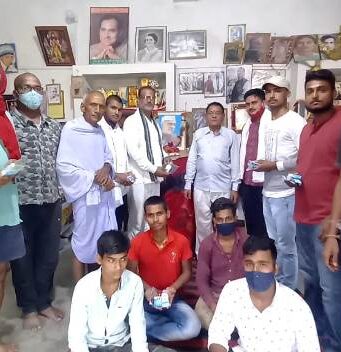 पं० नेहरु की पुण्यतिथि पर सेनेटाइजर, मास्क और साबुन का वितरण