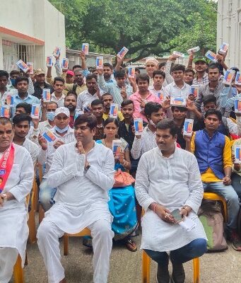 राष्ट्रीय मछुआरा दिवस:मुकेश सहनी ने युवाओं के बीच किया मोबाइल का वितरण