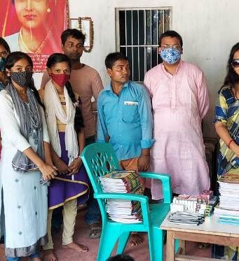 दीदी जी फाउंडेशन के संस्कारशाला में बच्चों के बीच पाठ्य सामग्री का वितरण