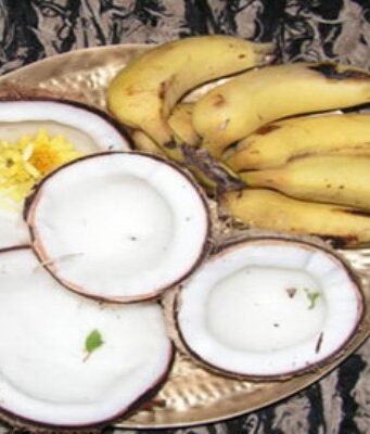 केला और नारियल ही क्यों चढ़ाया जाता है भगवान को offered to God