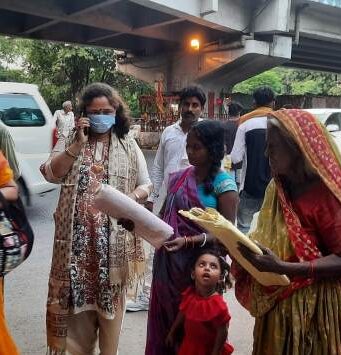 महिला इमदाद कमेटी ने जरूरतमंद लोगों में बांटे गर्मी के कपड़े Mahila Imdad Committee