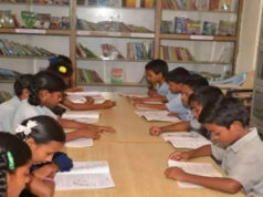 पुस्तकालय में पढ़ाई करते हुए छात्र-छात्राएं