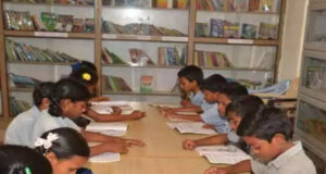 पुस्तकालय में पढ़ाई करते हुए छात्र-छात्राएं