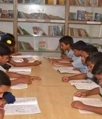 पुस्तकालय में पढ़ाई करते हुए छात्र-छात्राएं