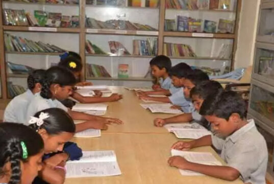 पुस्तकालय में पढ़ाई करते हुए छात्र-छात्राएं