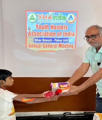 YHAI पटना यूनिट की वार्षिक बैठक, बच्चों को दिया गया गिफ्ट yhai 1