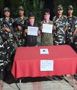 ब्राउन सुगर के साथ 2 नेपाली नागरिक गिरफ्तार संवाददाता।मधुबनी।भारत-नेपाल अंतरराष्ट्रीय सीमा पर मादक पदार्थों की तस्करी एवं अवैध गतिविधियों के विरुद्ध चलाए जा रहे विशेष अभियान के तहत ब्राउन शुगर के साथ दो नेपाली नागरिक को गिरफ्तार किया गया है। विशेष अभियान के तहत 48वीं वाहिनी, सशस्त्र सीमा बल, जयनगर की बाह्य सीमा चौकी बेतौन्हा एवं जयनगर पुलिस की संयुक्त टीम ने 10 ग्राम ब्राउन शुगर तथा एक मोटरसाइकिल बरामद कर नेपाल के दो नागरिकों को गिरफ्तार किया है। मामले में अग्रिम वैधानिक कार्रवाई थाना जयनगर द्वारा की जा रही है। प्राप्त विश्वसनीय सूचना के आधार पर सीमा चौकी बेतौन्हा एवं बिहार पुलिस की संयुक्त विशेष गश्ती टीम द्वारा बेतौन्हा गांव के समीप सघन जांच अभियान चलाया गया। दो संदिग्ध व्यक्तियों को एक मोटरसाइकिल सहित रोककर तलाशी ली गई। तलाशी के दौरान उनके कब्जे से 10 ग्राम ब्राउन शुगर बरामद हुई। मौके पर डॉग स्क्वाड को बुलाकर संदिग्ध पदार्थ की जांच कराई गई, जिसमें मादक पदार्थ होने की पुष्टि हुई। इसके अतिरिक्त ड्रग डिटेक्शन किट से परीक्षण करने पर भी पदार्थ की पुष्टि हुई।प्रारंभिक पूछताछ में दोनों आरोपियों ने बताया कि वे उक्त मादक पदार्थ भारत के जोगिया गांव से प्राप्त कर नेपाल के धरमपुर (जिला सिरहा) अपने निजी उपयोग के लिए ले जा रहे थे। गिरफ्तार दोनों व्यक्तियों का पता धरमपुर, थाना गोलबाजार, जिला सिरहा, मधेश प्रदेश (नेपाल) है। बरामद 10 ग्राम ब्राउन शुगर, एक मोटरसाइकिल तथा दोनों गिरफ्तार आरोपियों के विरुद्ध आवश्यक कानूनी कार्रवाई करते हुए उन्हें अग्रिम कार्यवाही हेतु थाना जयनगर को सुपुर्द किया गया है। कमांडेंट, 48वीं वाहिनी सशस्त्र सीमा बल, जयनगर ने कहा कि भारत-नेपाल सीमा पर मादक पदार्थों की तस्करी, अवैध शराब एवं अन्य प्रतिबंधित वस्तुओं की तस्करी रोकने के लिए सशस्त्र सीमा बल पूरी सतर्कता एवं प्रतिबद्धता के साथ कार्य कर रही है। बिहार पुलिस एवं अन्य प्रवर्तन एजेंसियों के साथ समन्वय स्थापित कर सीमा क्षेत्र में निरंतर प्रभावी अभियान चलाए जा रहे हैं। सीमा पार होने वाली प्रत्येक अवैध गतिविधि पर कड़ी निगरानी रखी जा रही है।