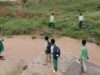 जान हथेली पर लेकर स्कूल जाते हैं बच्चे