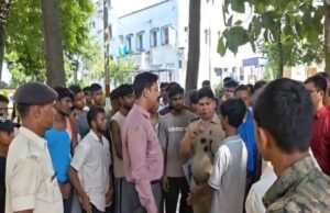 विद्यालय की बदहाल व्यवस्था पर छात्रों का फूटा गुस्सा