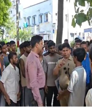 विद्यालय की बदहाल व्यवस्था पर छात्रों का फूटा गुस्सा