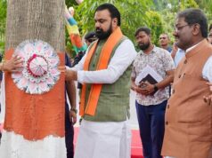 वृक्ष को रक्षा सूत्र बांधने के बाद सीएम ने किया वृक्षारोपण